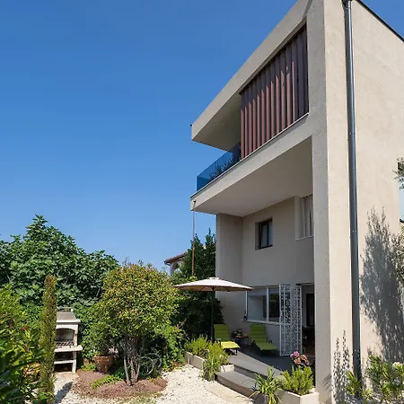 Exquisites Mit Privatem Garten, Liegen, Kinderstuhl, Waschmaschine - Nur 700 Meter Zum 포레치