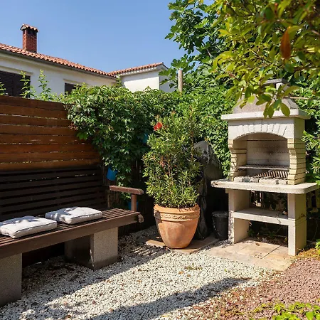 Exquisites Mit Privatem Garten, Liegen, Kinderstuhl, Waschmaschine - Nur 700 Meter Zum 포레치