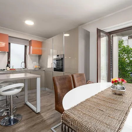 Exquisites Mit Privatem Garten, Liegen, Kinderstuhl, Waschmaschine - Nur 700 Meter Zum 포레치